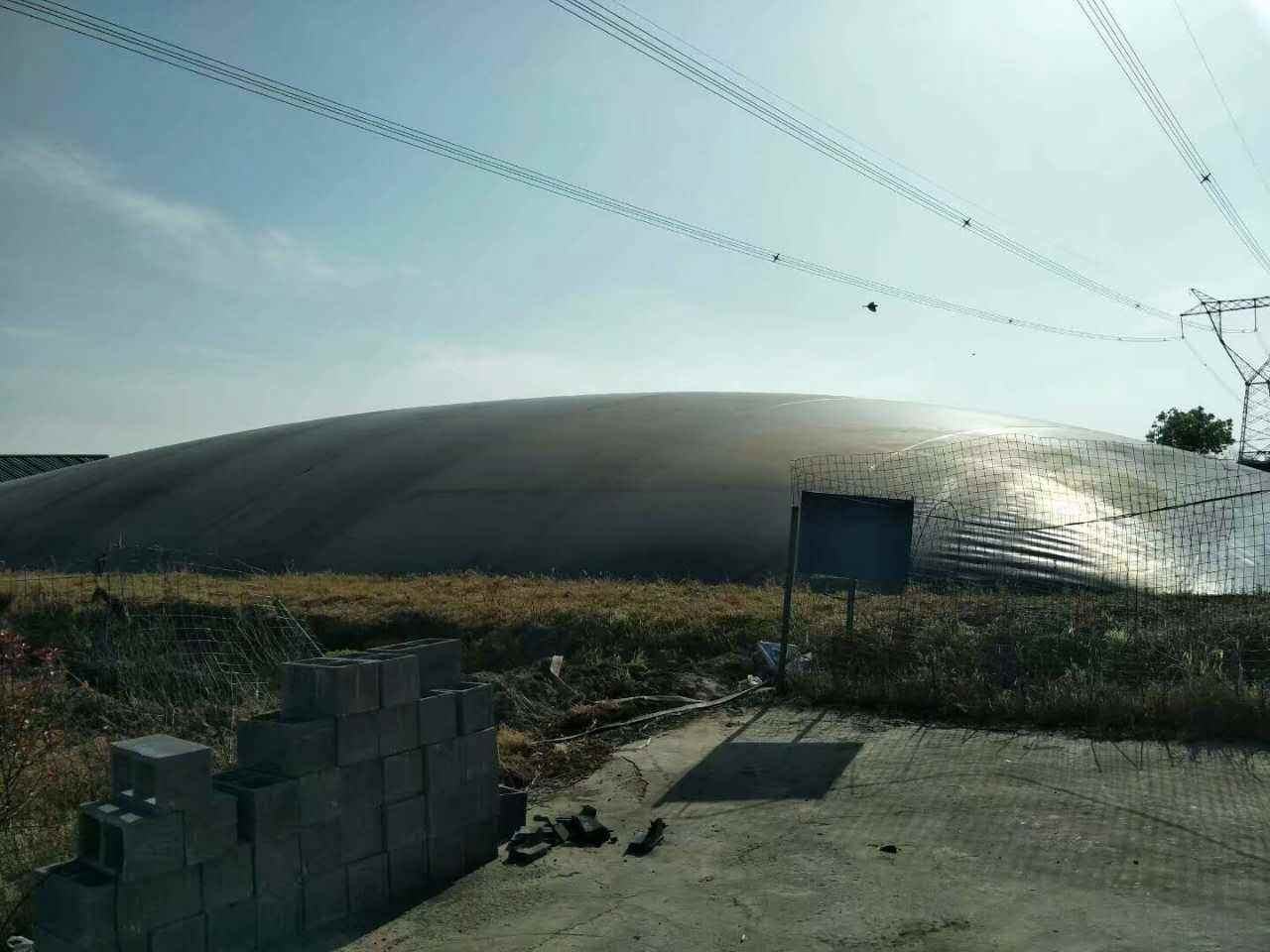 修筑完工的外圍堰鋪設土工膜表面一定要加寬嗎？