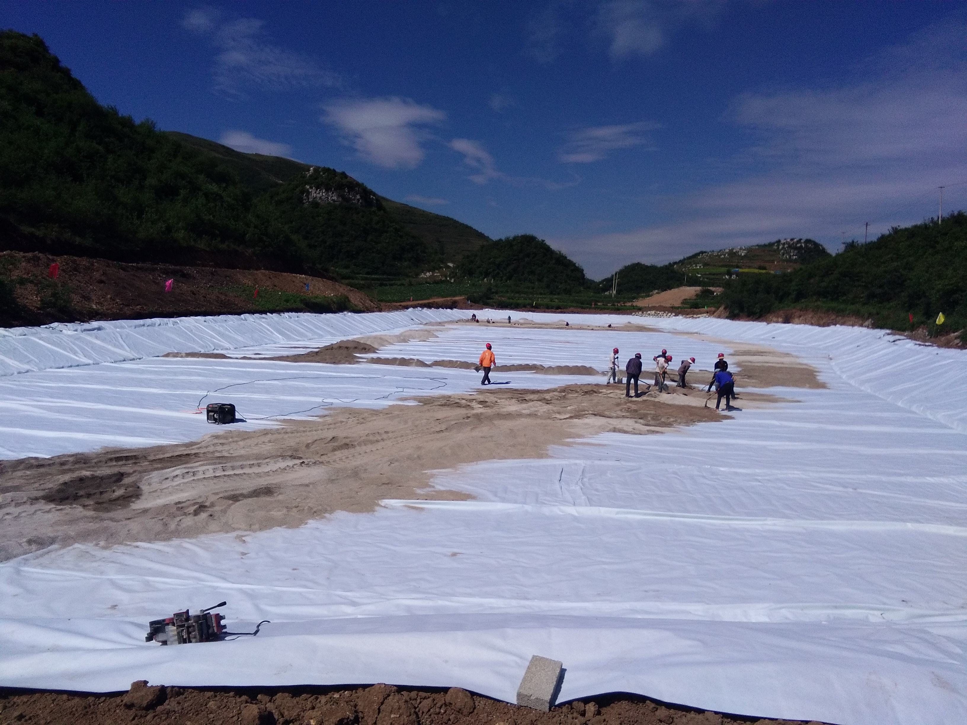 山谷型垃圾填埋場防滲土工膜規(guī)格應(yīng)如何設(shè)計？